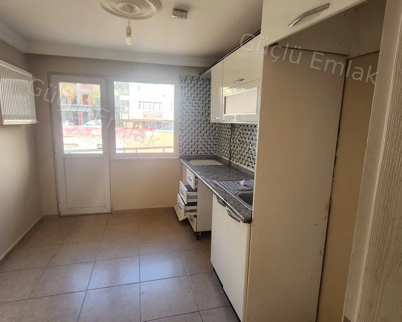 Çarşı Mahallesinde şehrin göbeğinde 3+1 kiralık daire - 14. fotoğraf
